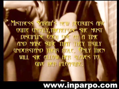 Сара Мун нежно ласкает своих привязанных подружек