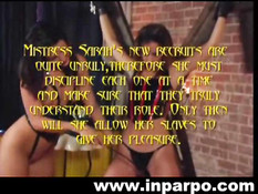 Сара Мун нежно ласкает своих привязанных подружек