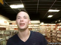 Парень делает минет через отверстие в стенке