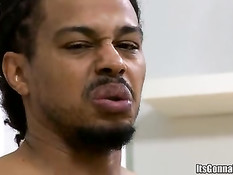 Его довольно большой член с трудом входит в рот