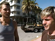 Он делал минет приятелю в разных местах