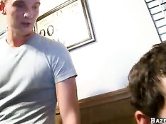 Парни отсасывают член своему старшему товарищу