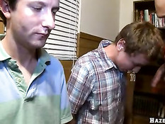 Парни отсасывают член своему старшему товарищу