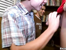 Парни отсасывают член своему старшему товарищу