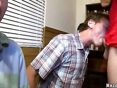 Парни отсасывают член своему старшему товарищу