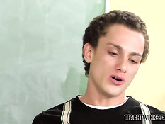 Геи занимаются любовью на парте в классе