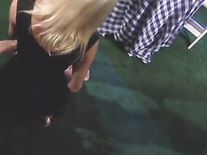 Смазливая блондинка выебанная на столе в ресторане