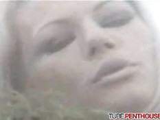 Две девушки трахаются с парнем на открытой веранде