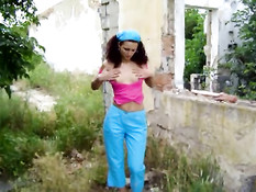 Андреа раздевается догола и позирует в развалинах дома