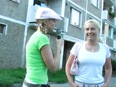 Блондинка преследут девушку, чтобы та показала сиськи