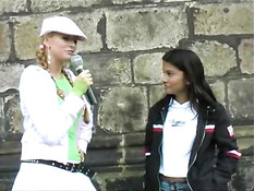 Блондинка пристаёт к девушкам, чтобы они показали сиськи