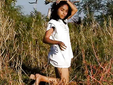 Фрэн позирует на улице в очень густой траве