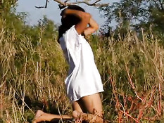 Фрэн позирует на улице в очень густой траве