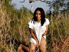 Фрэн позирует на улице в очень густой траве