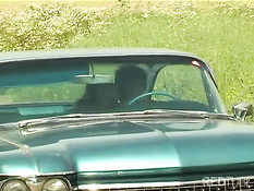 Секс на капоте большой американской машины