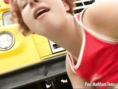 Пара занимается сексом возле передней части автобуса