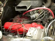 Две девочки помогают кончить водителю автобуса