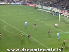 Голая девка выбежала на футбольный стадион и забила Гол!