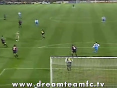 Голая девка выбежала на футбольный стадион и забила Гол!