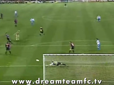 Голая девка выбежала на футбольный стадион и забила Гол!