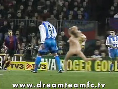 Голая девка выбежала на футбольный стадион и забила Гол!