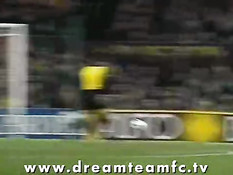 Голая девка выбежала на футбольный стадион и забила Гол!