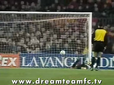 Голая девка выбежала на футбольный стадион и забила Гол!