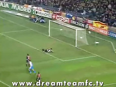 Голая девка выбежала на футбольный стадион и забила Гол!