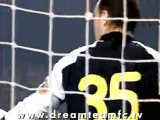 Голая девка выбежала на футбольный стадион и забила Гол!