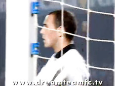 Голая девка выбежала на футбольный стадион и забила Гол!