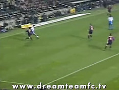 Голая девка выбежала на футбольный стадион и забила Гол!