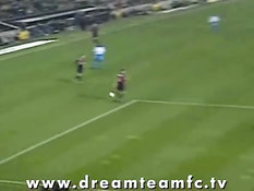 Голая девка выбежала на футбольный стадион и забила Гол!