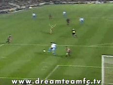 Голая девка выбежала на футбольный стадион и забила Гол!