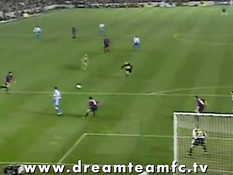 Голая девка выбежала на футбольный стадион и забила Гол!