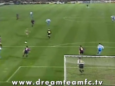 Голая девка выбежала на футбольный стадион и забила Гол!