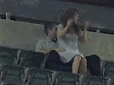 Любители занимаются сексом на стадионе
