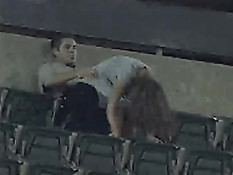 Любители занимаются сексом на стадионе