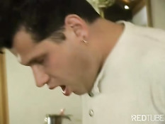 Этой блондинке нравится секс сразу после обеда