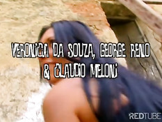 Молодая девица ебёца с двумя мужчинами у старого дома