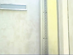 Сексуальная стюардесса сделала парню минет в туалете