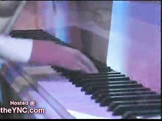 Девочки занимаются лесбийским сексом на белом рояле