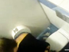 Любительское порно видео снятое в общественном туалете