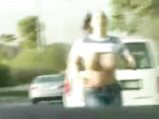 Джианна бегает по улице топлесс демонстрируя сиськи