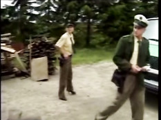 Немецкие офицеры полиции ебутся в автофургоне