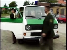 Немецкие офицеры полиции ебутся в автофургоне