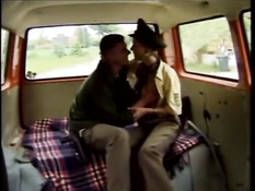 Немецкие офицеры полиции ебутся в автофургоне