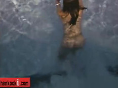 Азиатская девушка с красивой грудью участвует в съёмках