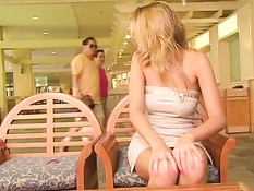 Блондинка Оуэн занимается мастурбацией в фойе