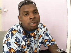 Два чёрных влагалища для темнокожего парня