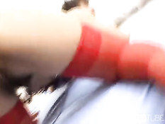 Этой брюнетке в нижнем белье одного члена маловато